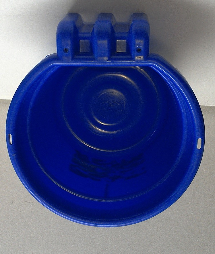 Little Giant DuraFlex Hook Over Plastic Feeder   8 Qt   Blue