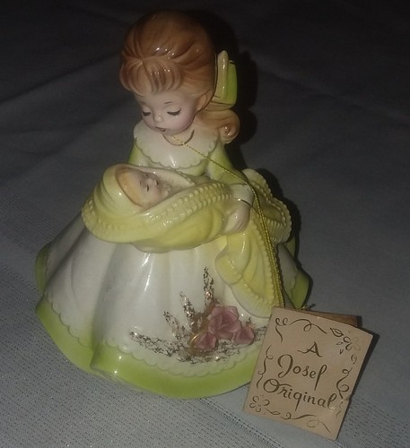 VINTAGE JOSEF ORIGINALS MUSIC BOX MOTHER & BABY LULLABY WITH ORIGINAL TAGS