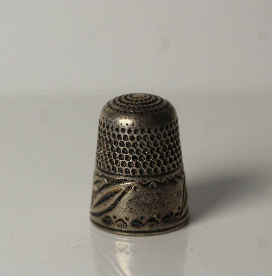 Vintage Sterling Silver  Sewing Thimble with Engranved Flower & Leaf Band