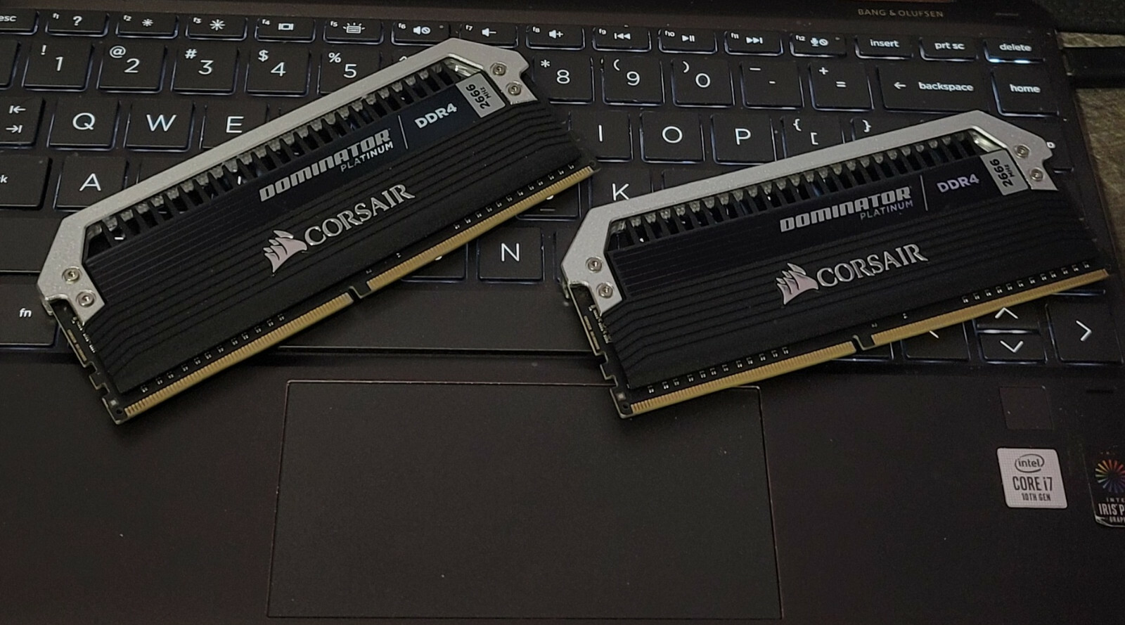 CORSAIR Dominator Platinum 16GB (2 x 8GB) 288-Pin DDR4 SDRAM