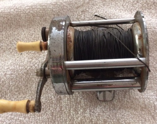 Vintage South Bend No. 300-A/Anti-Back-Lash Level Wind Bait Casting Fishing Reel