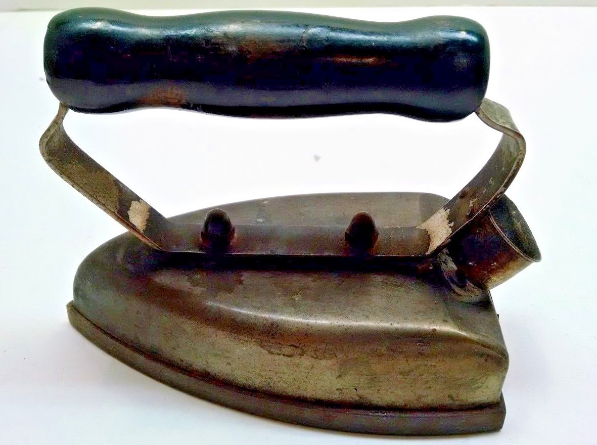 Vintage Universal Landers Frary & Clark iron E905 With Cord