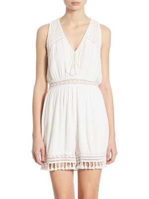 

NEW ALICE + OLIVIA Белый комбинезон NATALIA с v-образным вырезом, связанный крючком, кружевные шорты с кисточками