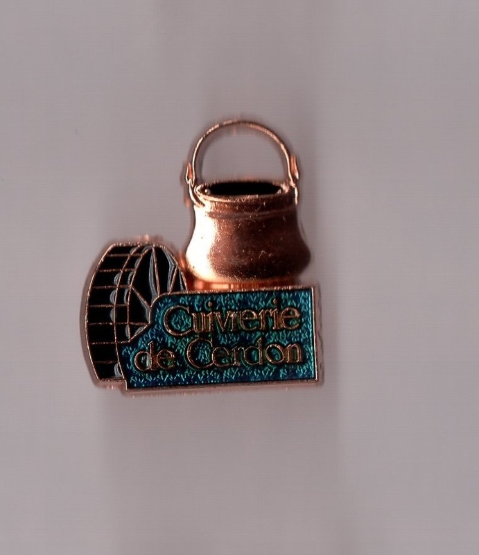 Pin'S Cuivrerie Cerdon (Moulin Et Chaudron SignÃ© Presti France)