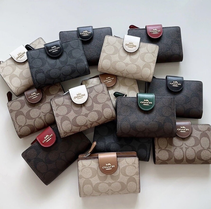 【COACH】Medium Corner Zip Wallet In Signature Canvas NWT Coach Medium Corner Zip Wallet In Signature Canvas With