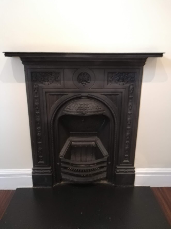 Cast iron, reproduction Edwardian fireplace surround. In perfect condition. in Hornsey, London