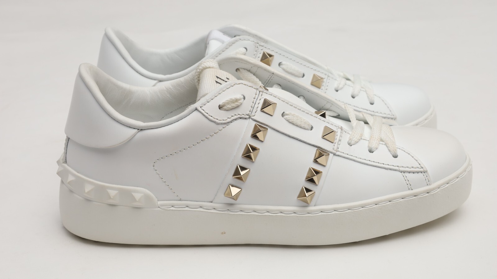 VALENTINO ホワイト サンダル 35 VALENTINO(ヴァレンチノ) スタッズサンダル ホワイト サイズ 36