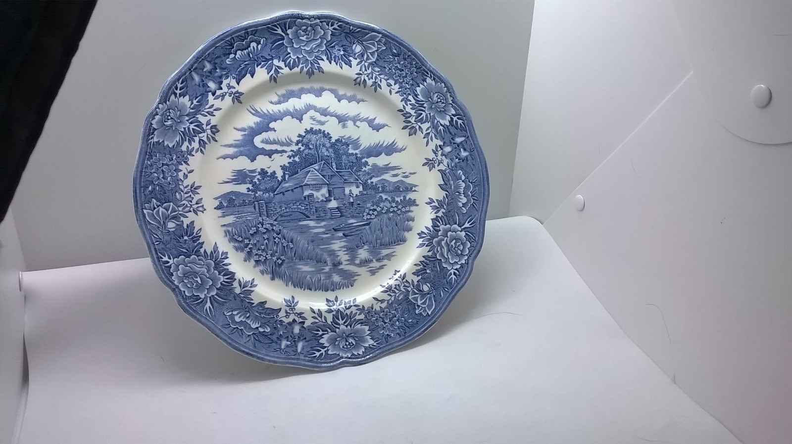 ENGLISH VILLAGE 33 DINNER PIECES SALEM CHINA CO. STAFFORDSHIRE ENGLAND BLUE