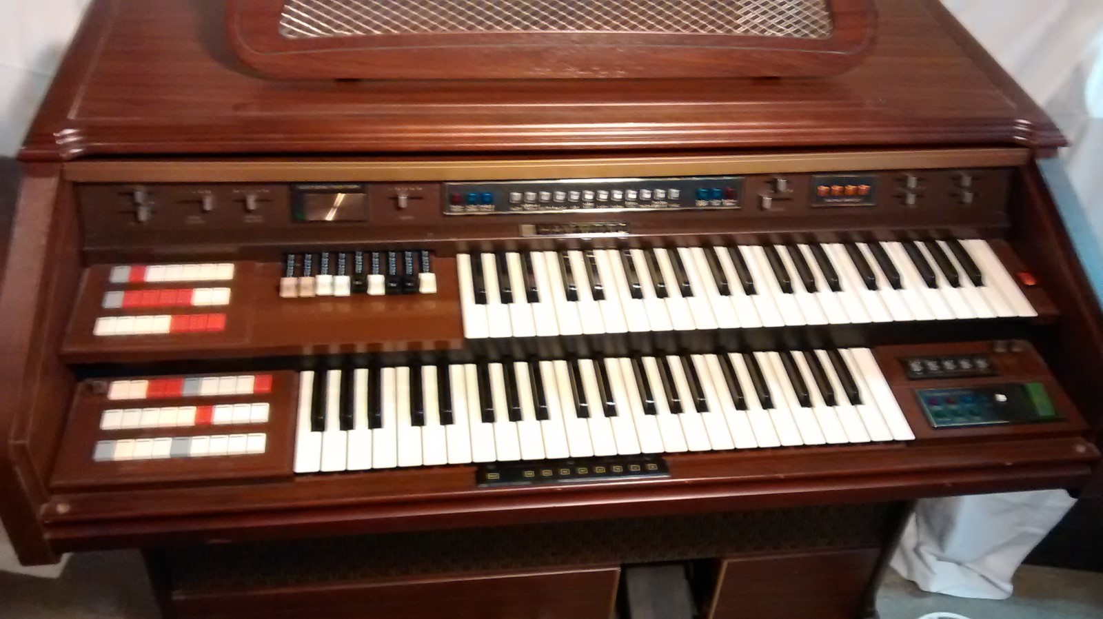 HAMMOND ORGAN KD2000 BEAUTIFUL WELL MAINTAINED PLAYS & SOUNDS GREAT