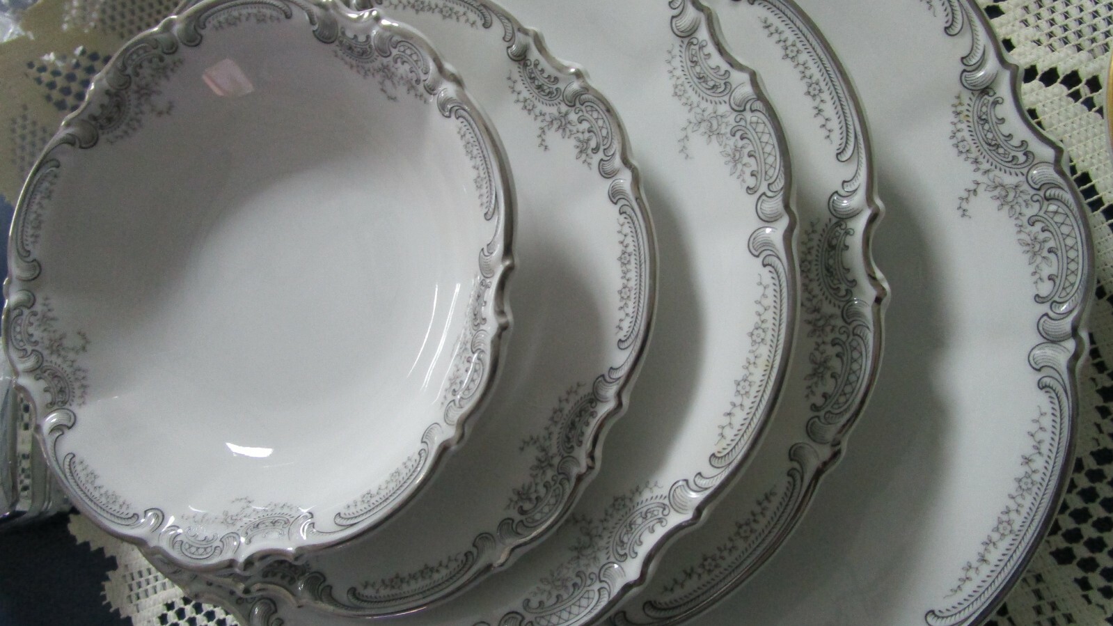 Hutschenreuther Sylvia Dinner Set 9 /8/6 Pcs- Plates - Bowls