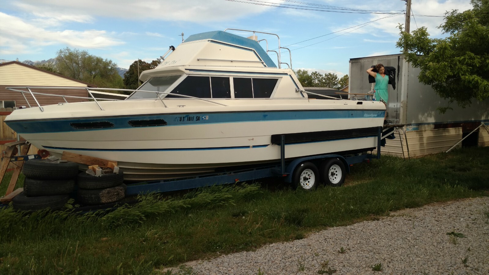 1981 26ft Fiberform Command Bridge Cabin Cruzer Boat 454 V8 & Full Enclosure