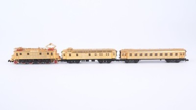 Arnold N Standmodell vergoldet E-Lok mit 2 Wagen