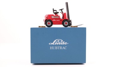 Schuco Linde Hubtrac Gabelstapler in Holzbox (1:25)