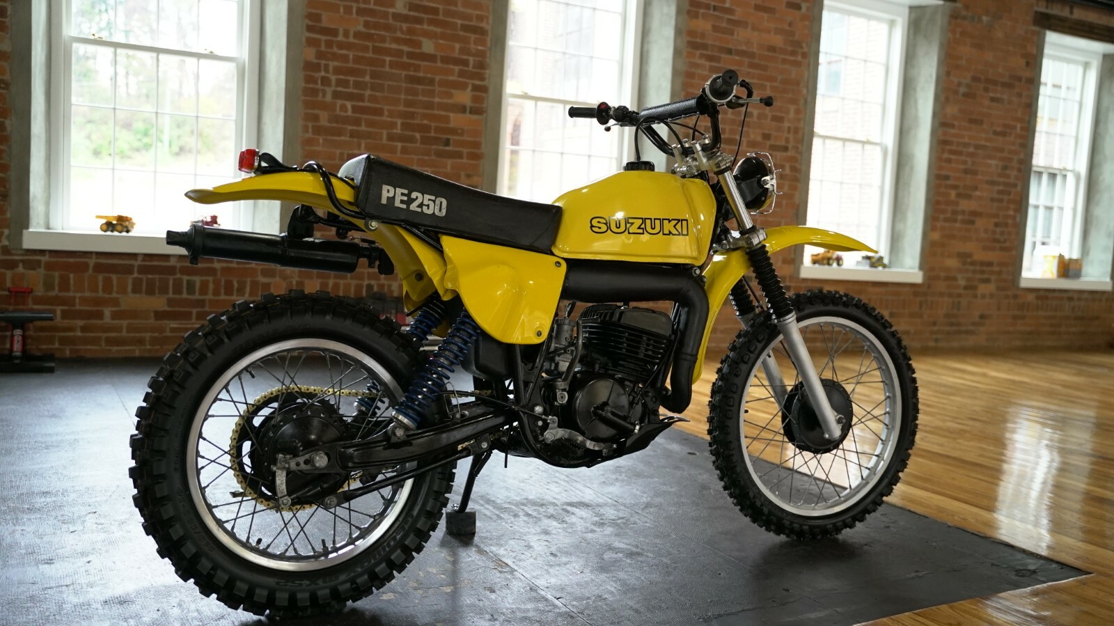 suzuki 250 dirt bike 2 stroke