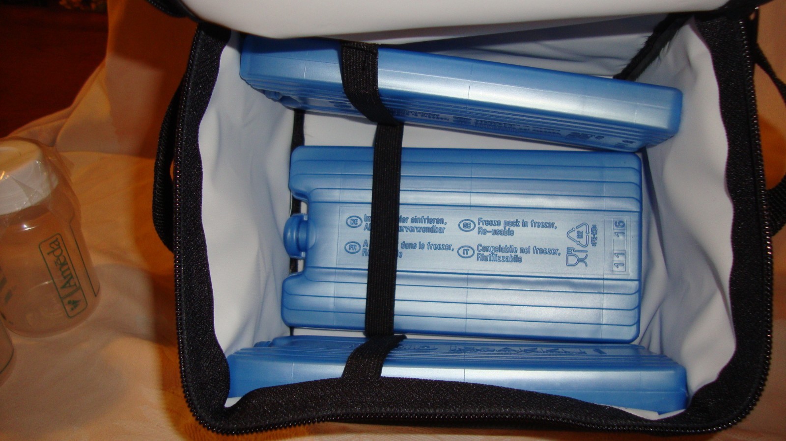 Ameda 17076 Cool N Carry Milk Insulated Storage Tote with 6 Bottles