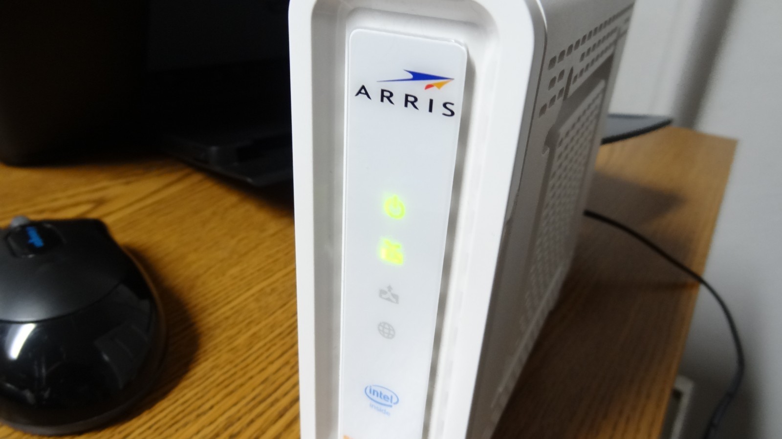 ARRIS SURFboard SB6190 32x8 DOCSIS 3.0 Cable Modem Minor Box Damage