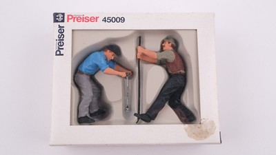 Preiser 45009 2 Gleisbauarbeiter mit T-Schlüssel bzw. Brechstange (1:22,5)