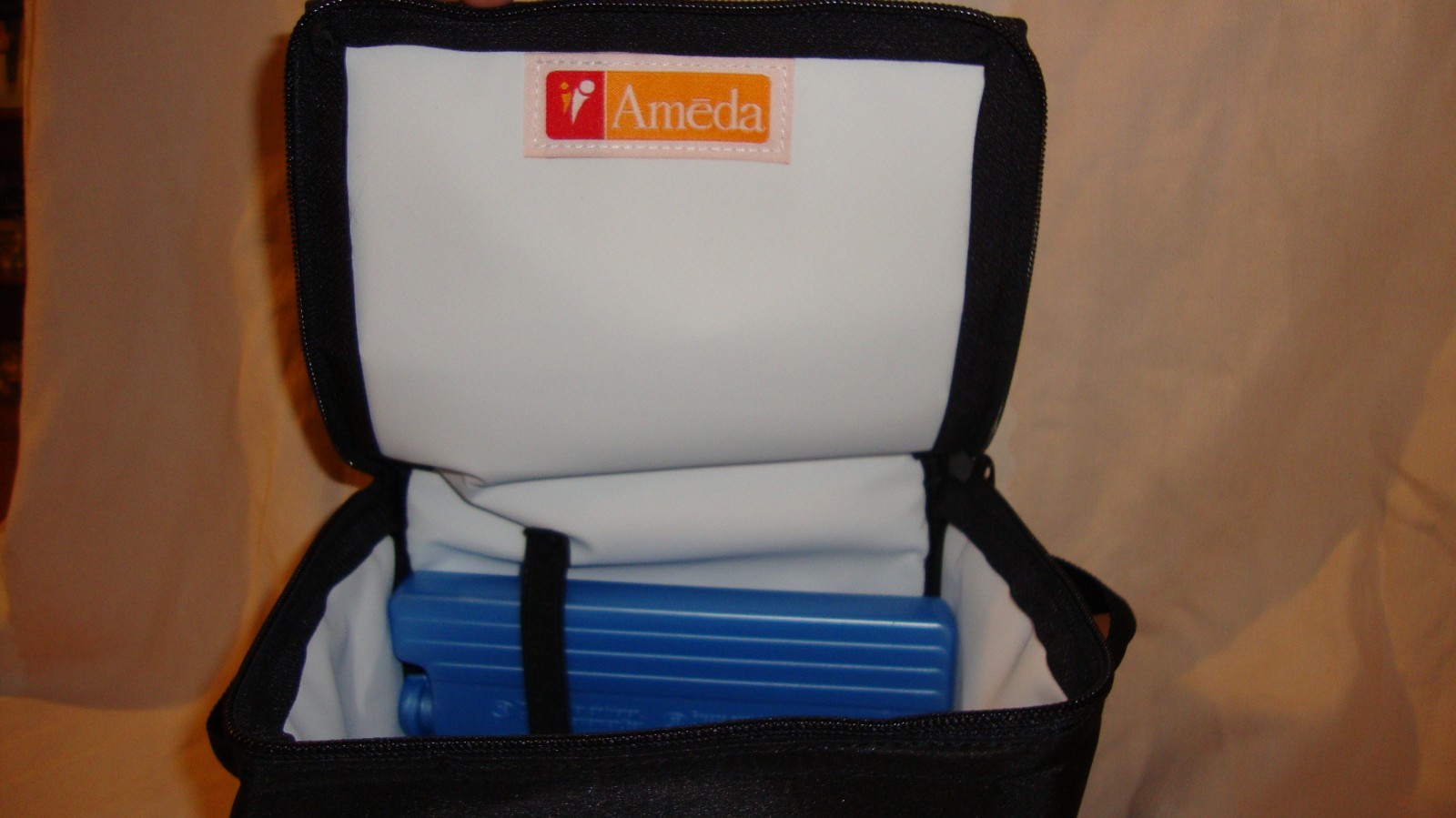 Ameda 17076 Cool N Carry Milk Insulated Storage Tote with 6 Bottles