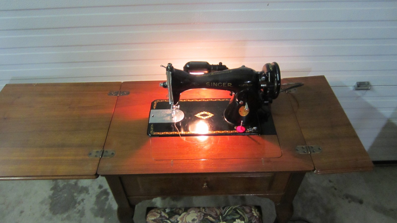 Vintage-SINGER SEWING MACHINE-Heavy Duty-15 90-Denim W/Table & Bench