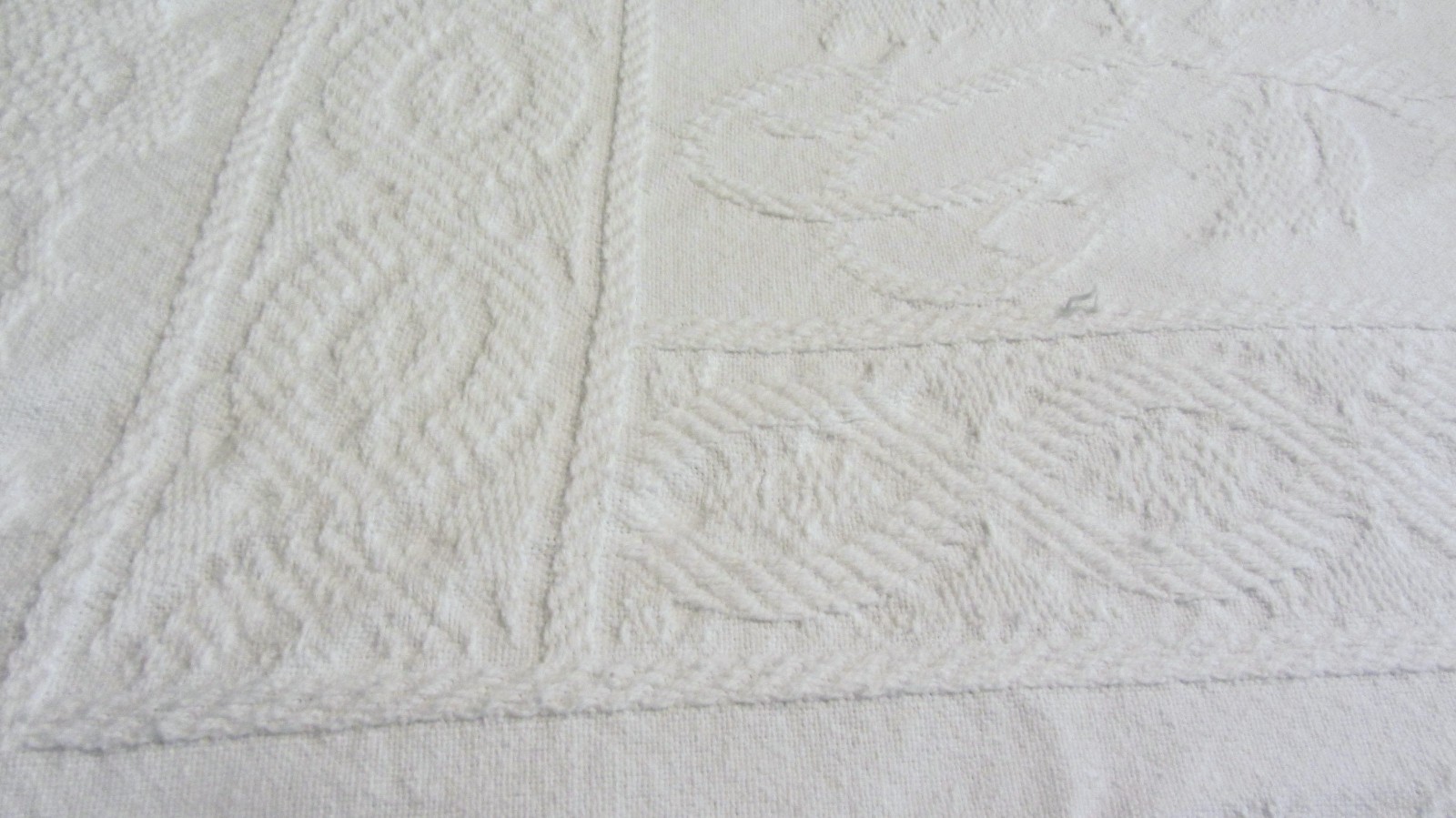 Vtg White Cotton Bedspread Raised Texture FULL DOUBLE Size 92 x 102 Fringe