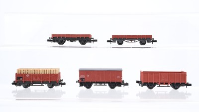 Arnold N Konvolut gedeckter Güterwagen, Hochbordwagen teilbeladen mit Holz, Nied