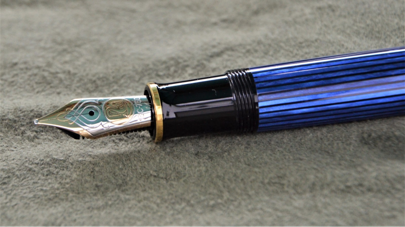 Pelikan Souveran M800 Fountain Pen - Black/Blue - 18K M Nib - 3 Year Warranty