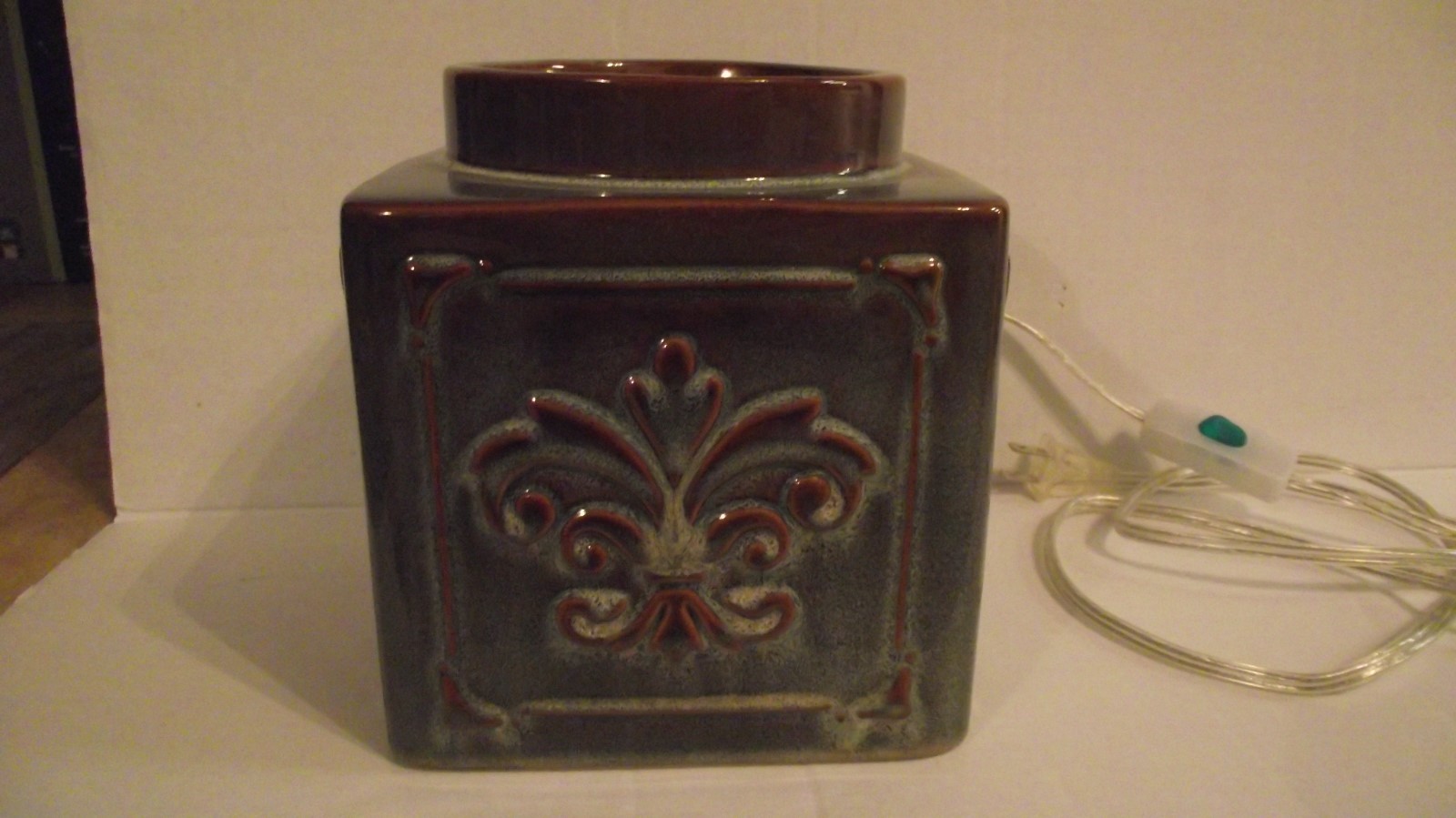 YANKEE CANDLE large, ceramic, electric wax warmer.blue/brown Fleur De Lis 6