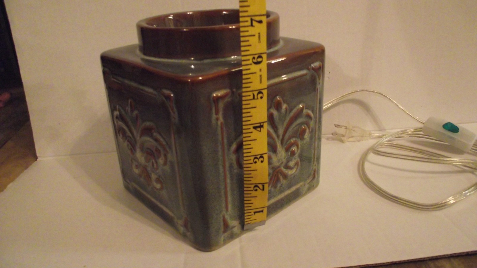 YANKEE CANDLE large, ceramic, electric wax warmer.blue/brown Fleur De Lis 6