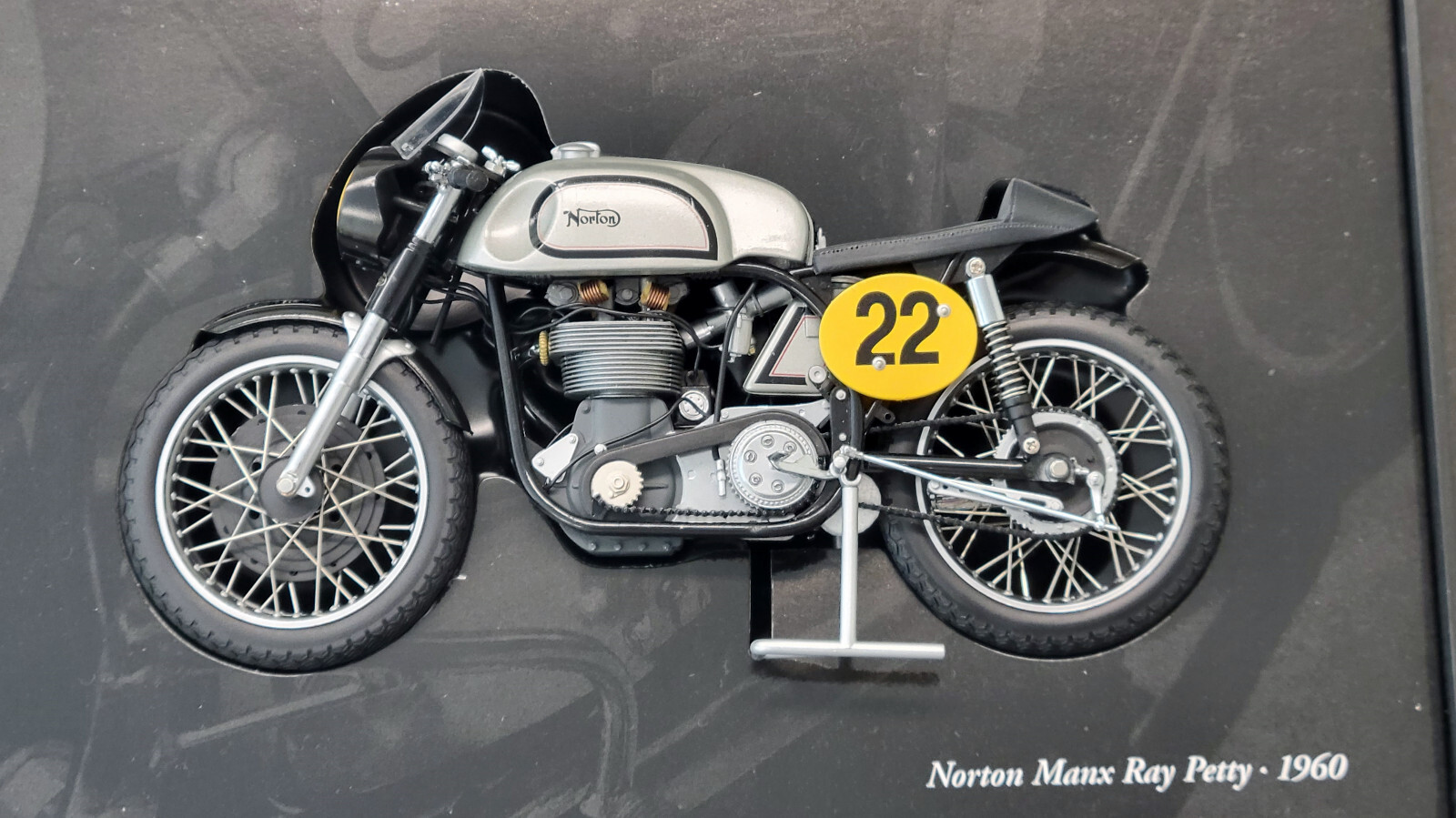 Minichamps #122132400 1/12 Norton Manx Ray Petty 1960 Minichamps #122132400 1/12 Norton Manx Ray Petty 1960
