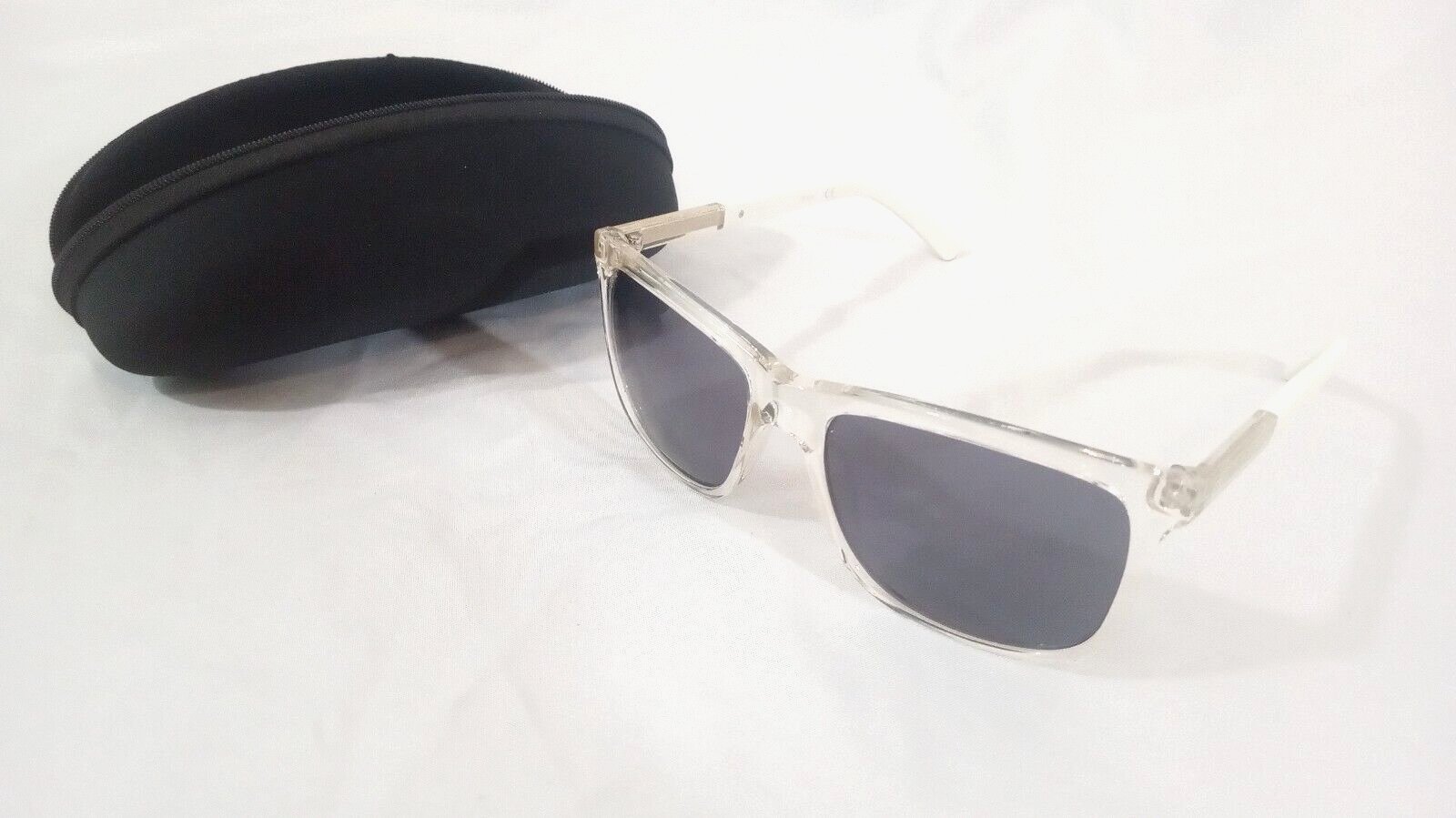 Guess GU6861 26A Clear Square Sunglasses Plastic Frame 58-18 Guess GU6861 26A Clear Square Sunglasses Plastic Frame 58-18