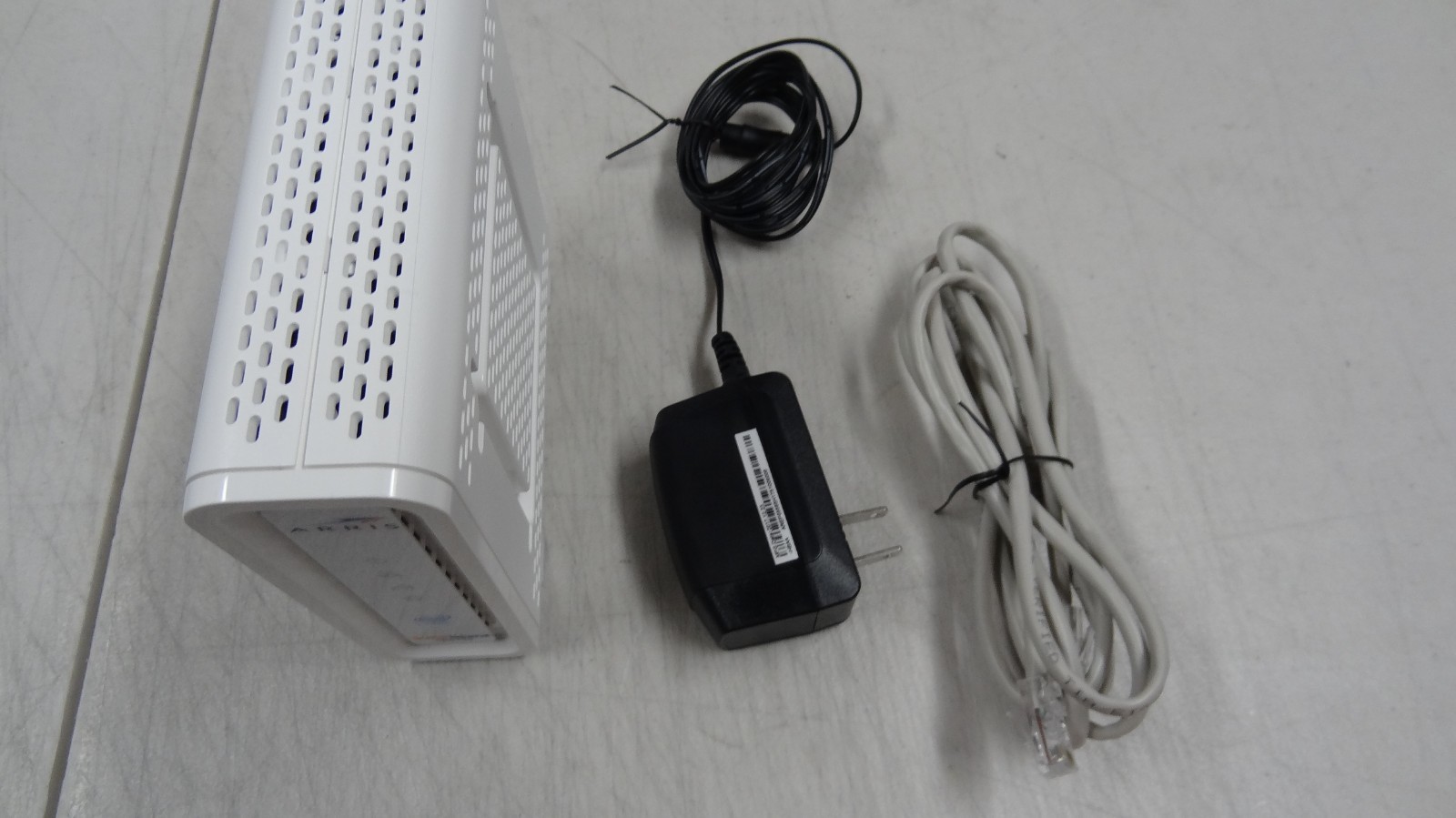 ARRIS SURFboard SB6190 32x8 DOCSIS 3.0 Cable Modem Minor Box Damage