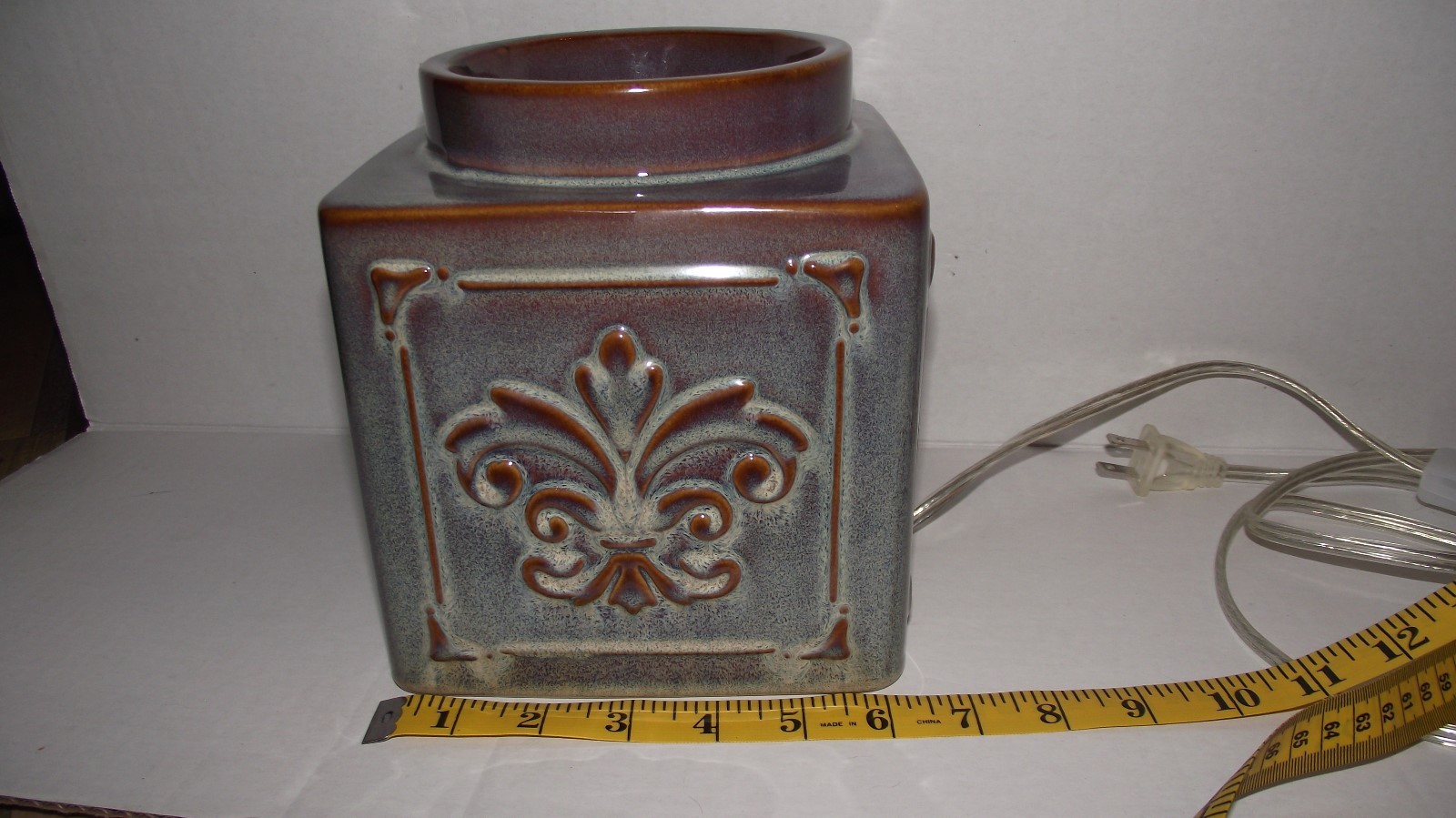 YANKEE CANDLE large, ceramic, electric wax warmer.blue/brown Fleur De Lis 6