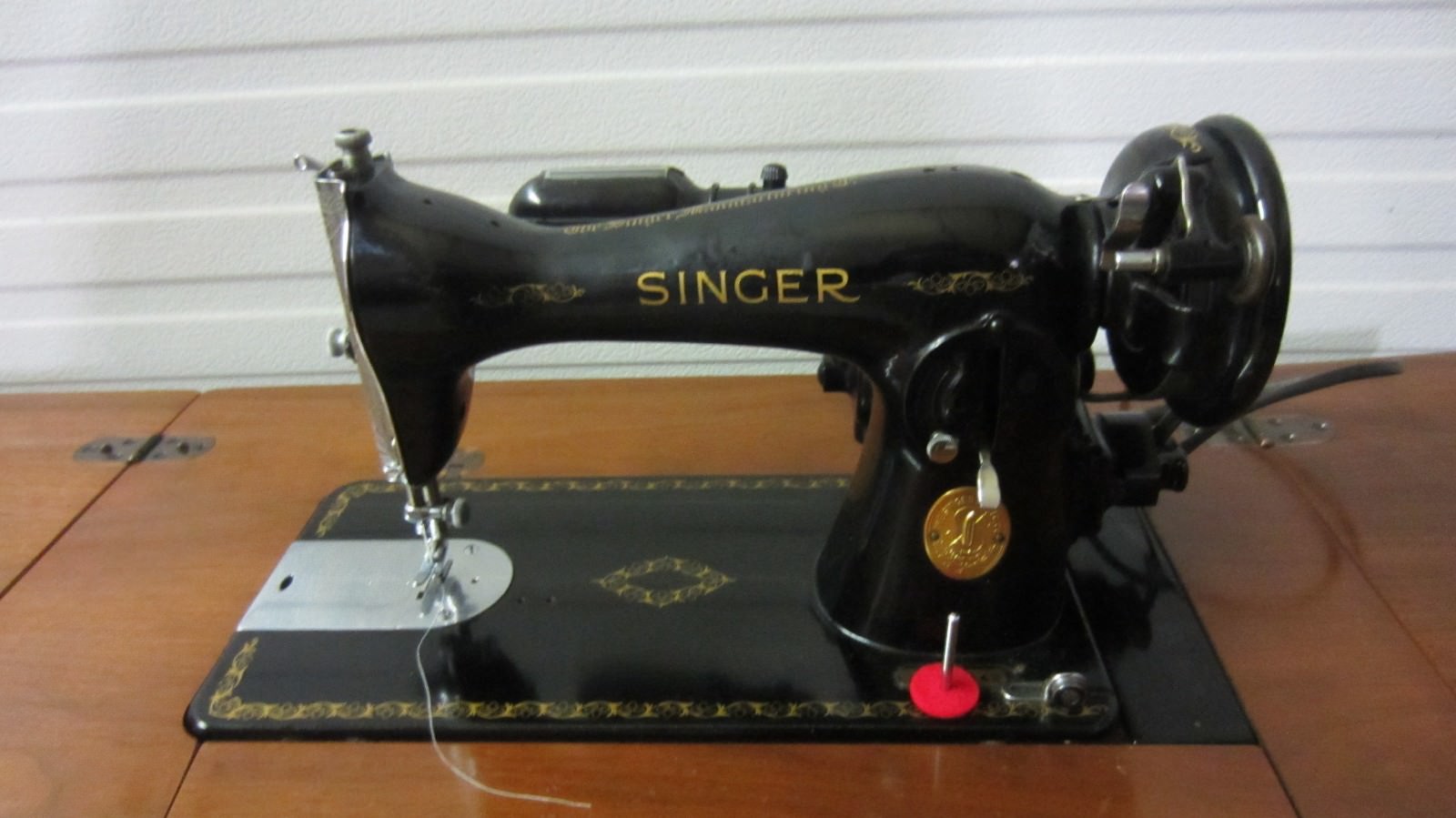 Vintage-SINGER SEWING MACHINE-Heavy Duty-15 90-Denim W/Table & Bench