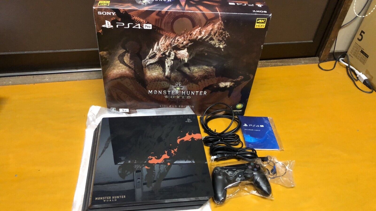 Amazon.co.jp: PlayStation 4 Pro “モンスターハンターワールド