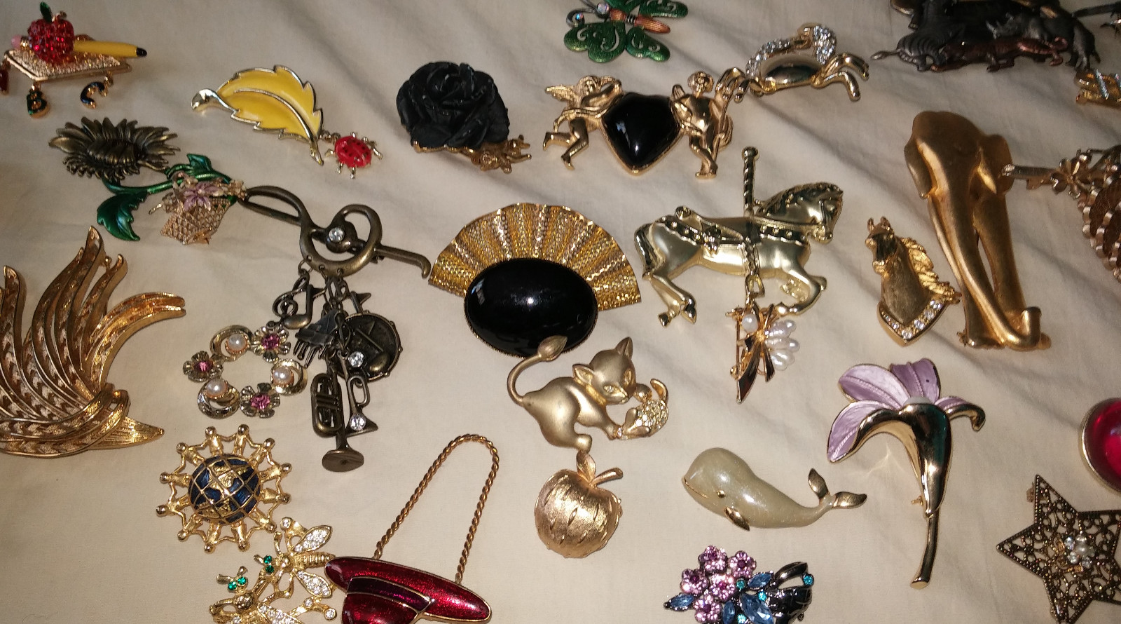 65 PLUS VINTAGE/NOW COSTUME JEWELRY BROOCHES WEAR/SELL