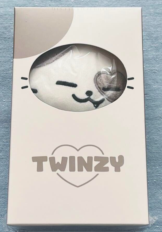 ITZY TWINZY KKengEE Yeji Plush Toy Official product unopened ITZY TWINZY KKengEE Yeji Plush Toy Official product unopened