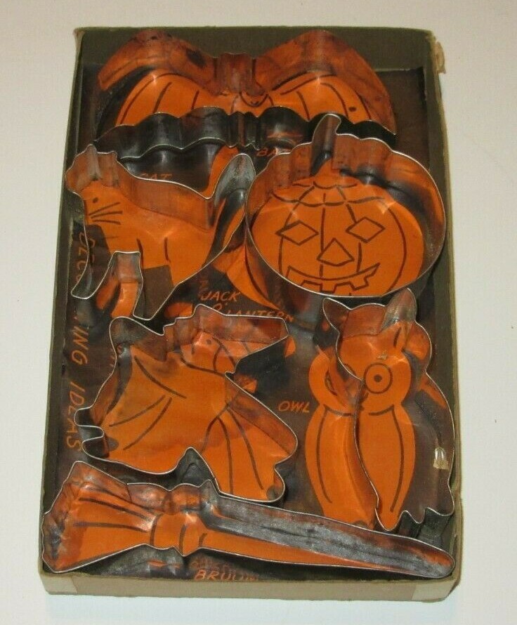 6 VINTAGE HALLOWEEN TRICK OR TREAT METAL COOKY CUTTERS WITCH OWL BAT ORIG BOX