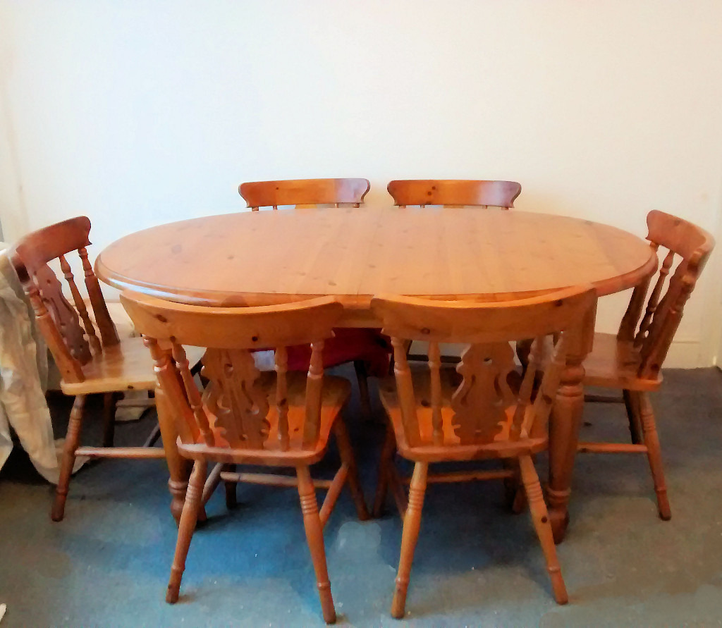 Extending Farmhouse Style Oval Pine Table & 6 Chairs in Ipswich