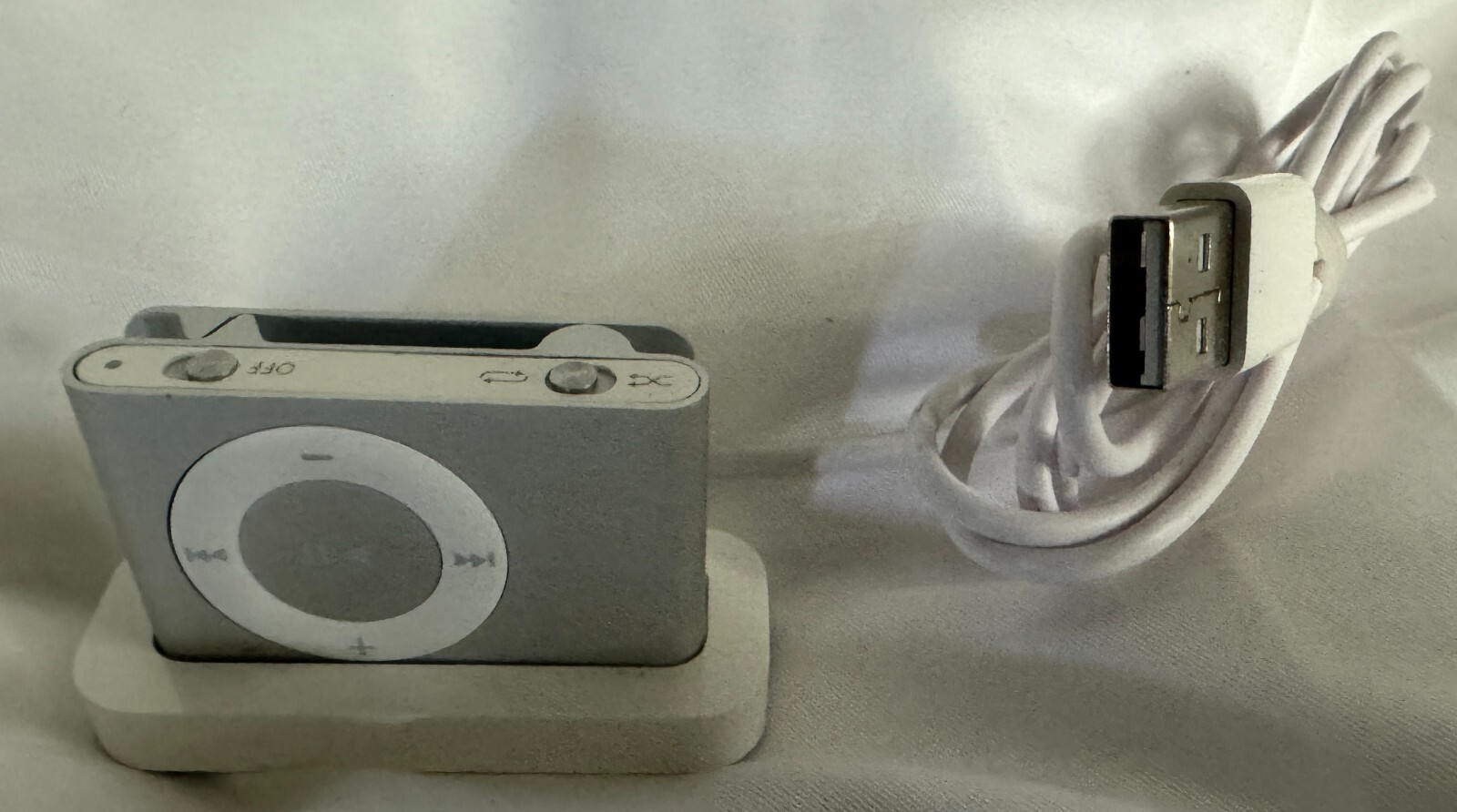 ミュージック iPods 2generation Apple iPod shuffle 2nd Generation - 1GB - Silver w/Charging