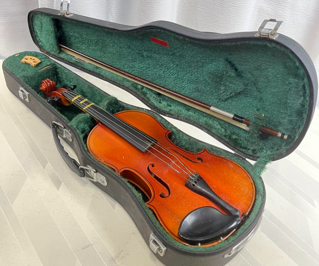 SUZUKI  バイオリン　1/4

種類···バイオリン

サイズ···1/4 Suzuki No. 220 size 1/4 Violin, Japan 1977, Good Condition