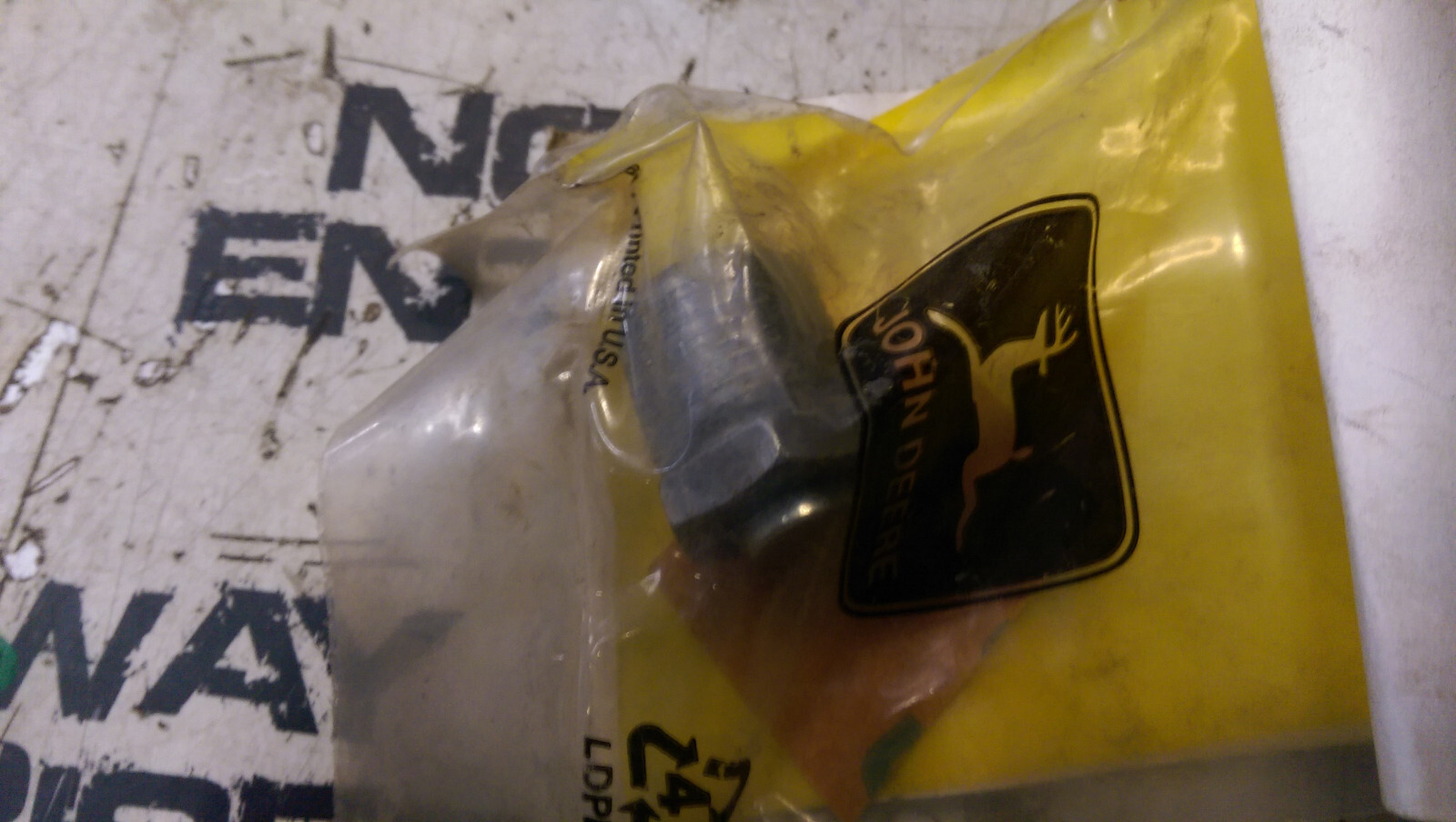 AT63089 JOHN DEERE DRAIN CAP - Picture 1 of 2