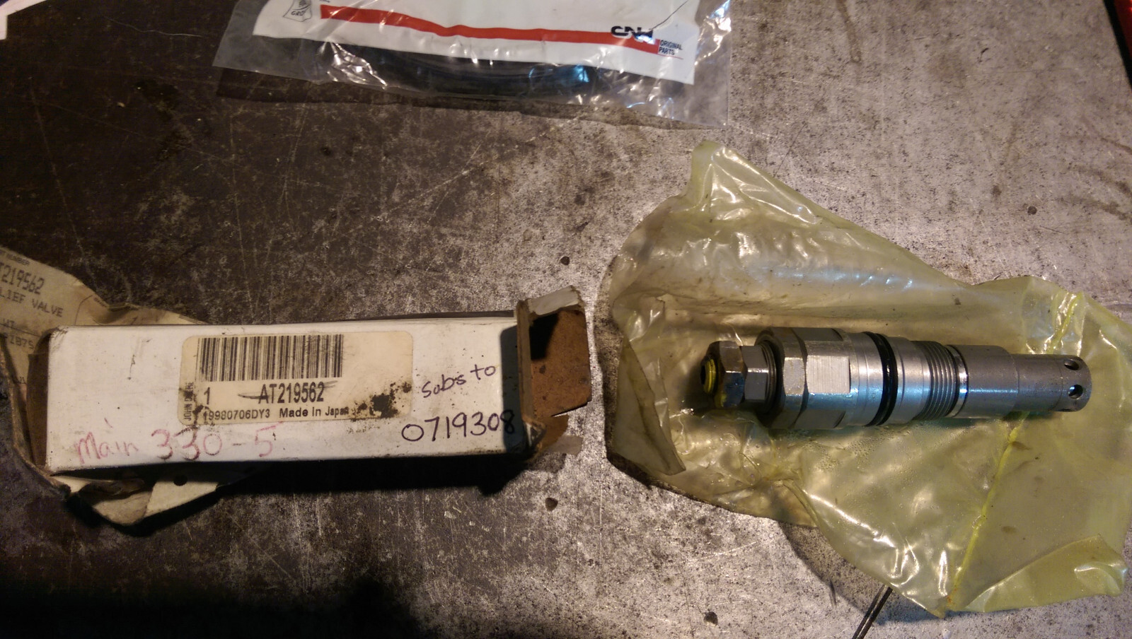 JOHN DEERE RELIEF VALVE AT219562 0719308 - Picture 1 of 1
