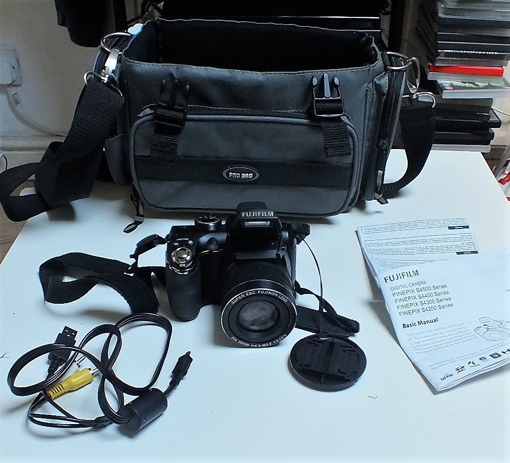Fujifilm FinePix S Series S4200 14.0MP Digital Camera - Black + Bag+Manual+