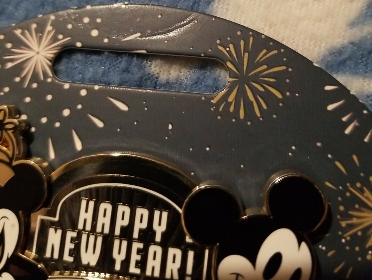 Disney Store pin 2021 New Year Mickey Minnie mouse limited edition 4600 Disney Store pin 2021 New Year Mickey Minnie mouse limited edition 4600