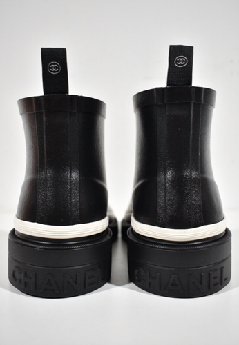 Pre-owned Chanel 23a Black White Caoutchouc Rubber Cc Logo Low Top Short Rain Boots 36