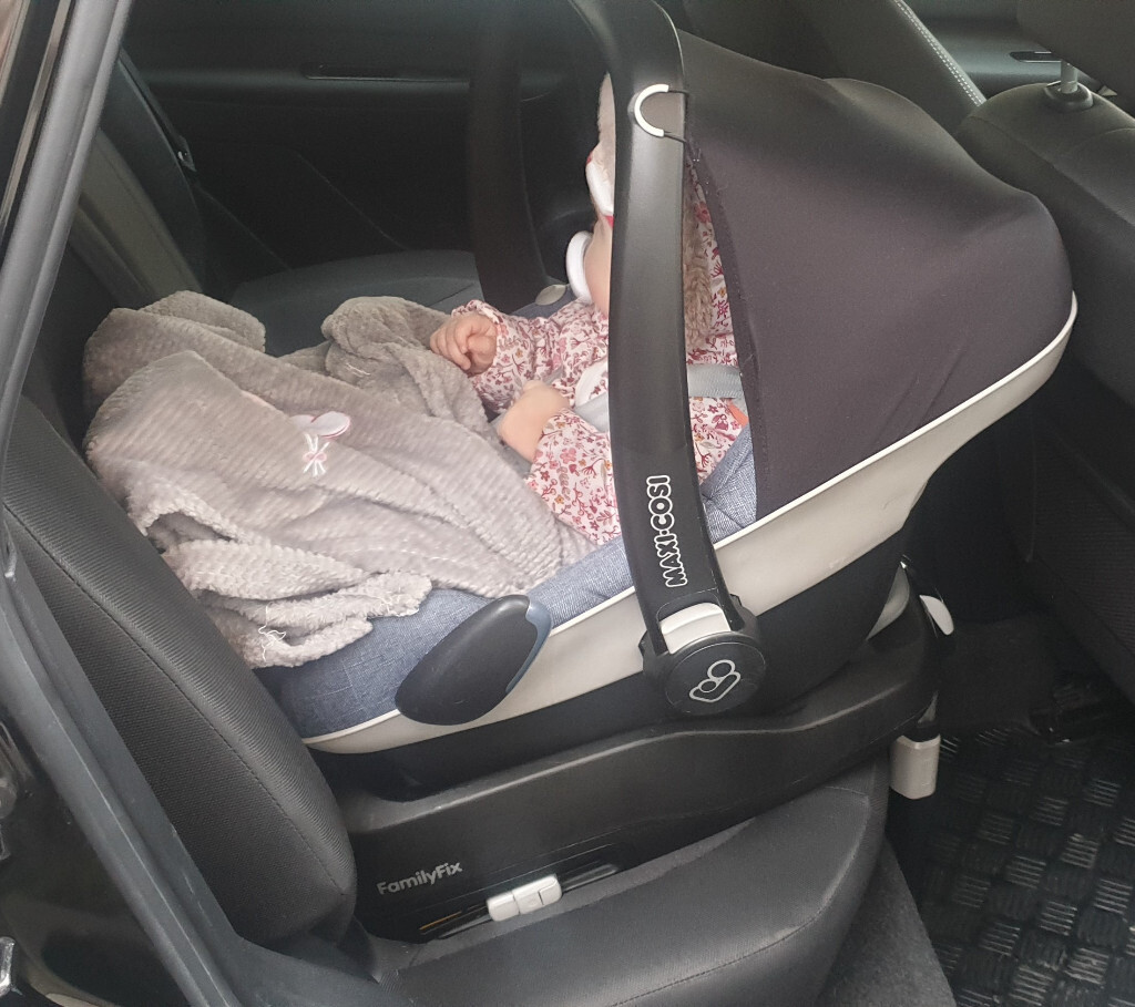 Maxi-cosi Pebble Car Seat with Familyfix Base | in Ballynahinch, County