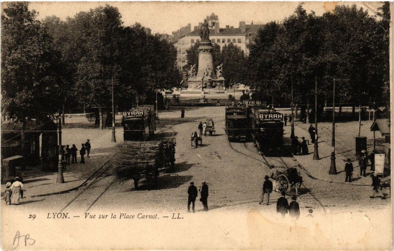 Cpa Lyon Vue Sur La Place Carnot (463066)