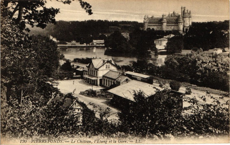 Cpa Pierrefonds - Le Chateau L'Etang Et La Gare (291750)