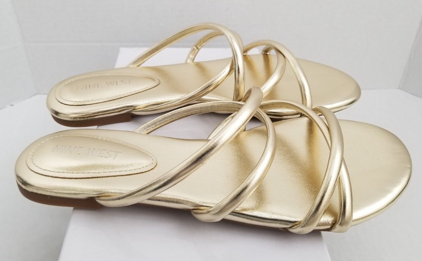 

NEW NINE WEST Сандалии без шнуровки на плоской подошве с золотистым металлическим отливом Blink, размер 8 м, Золотой, BLINK