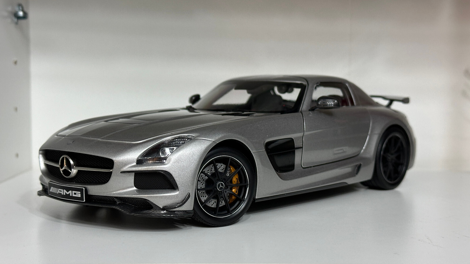 ミニチャンプス 1/18 メルセデス・ベンツ SLS AMG BLACK series 2013
